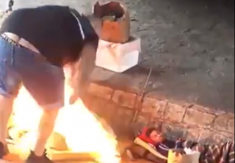 Foto: Un hombre prende fuego a indigentes en Buenos Aires, Argentina.