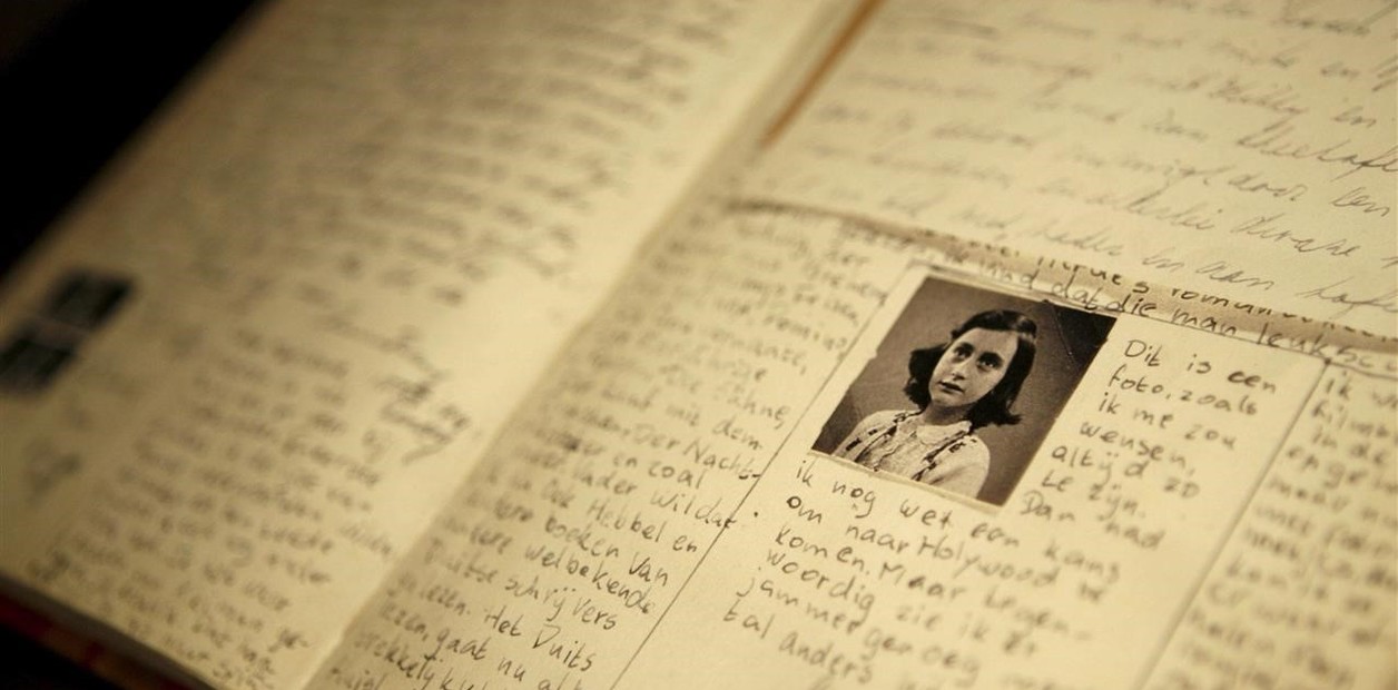 Fotografía de archivo en la que se observa una réplica del diario de Ana Frank en el centro dedicao a su recuerdo en Belgrano, Amsterdam, Holanda (GettyImages)