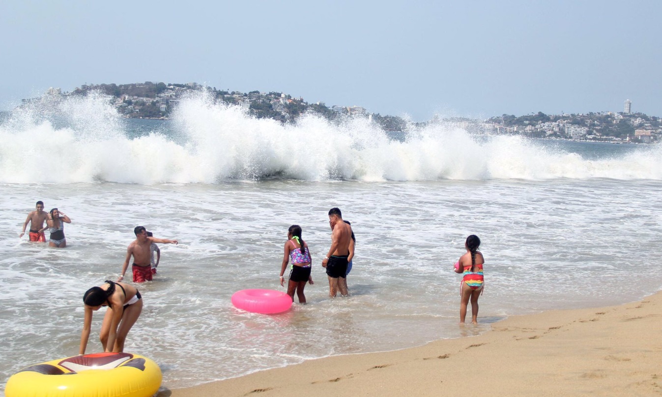 Mar de fondo ocasiona fuerte oleaje en playas de Acapulco
