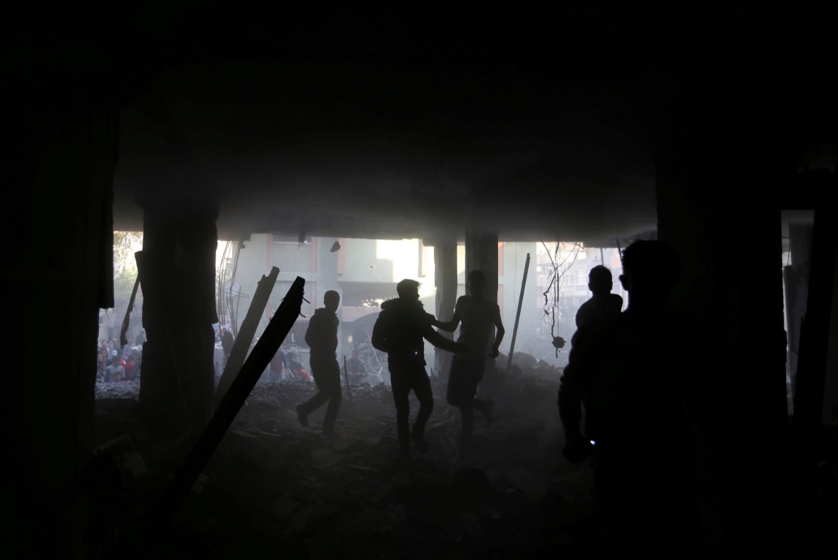Foto: Palestinos corren dentro de un edificio que fue destruido por un ataque aéreo israelí, en el sur de la Franja de Gaza, mayo 5 de 2019 (Reuters)