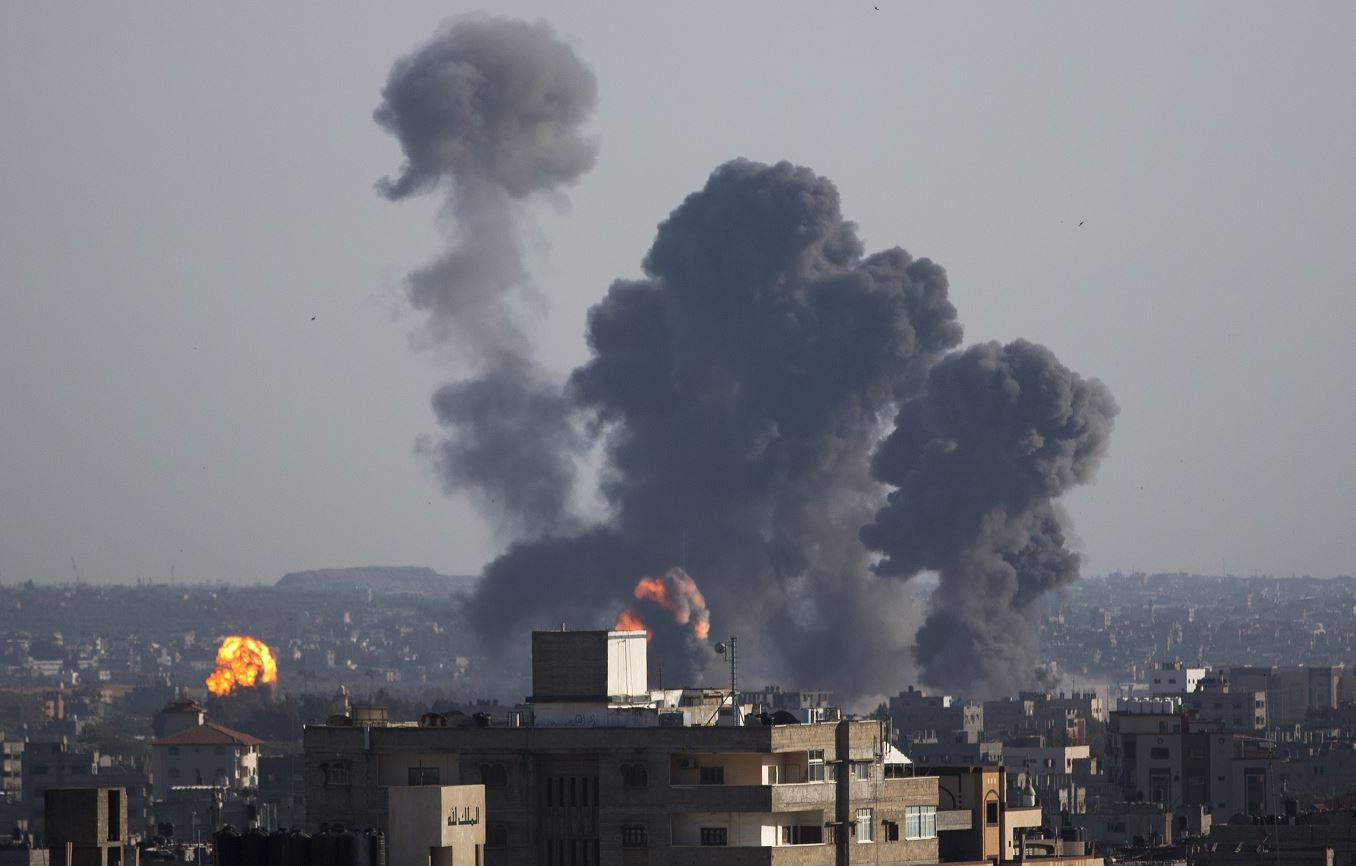 Foto: Se levantan dos columnas de humo tras las explosiones causadas por ataques aéreos israelíes en la ciudad de Gaza, 4 mayo 2019