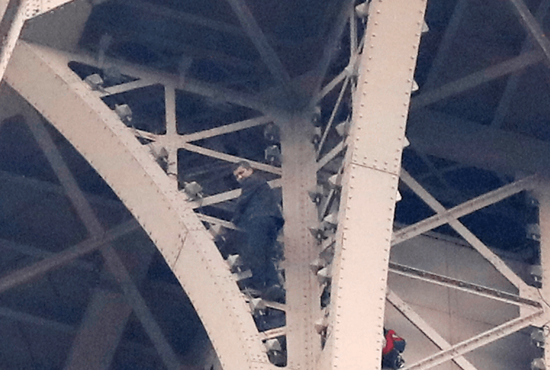 Cierran la Torre Eiffel por presencia de hombre escalando el monumento