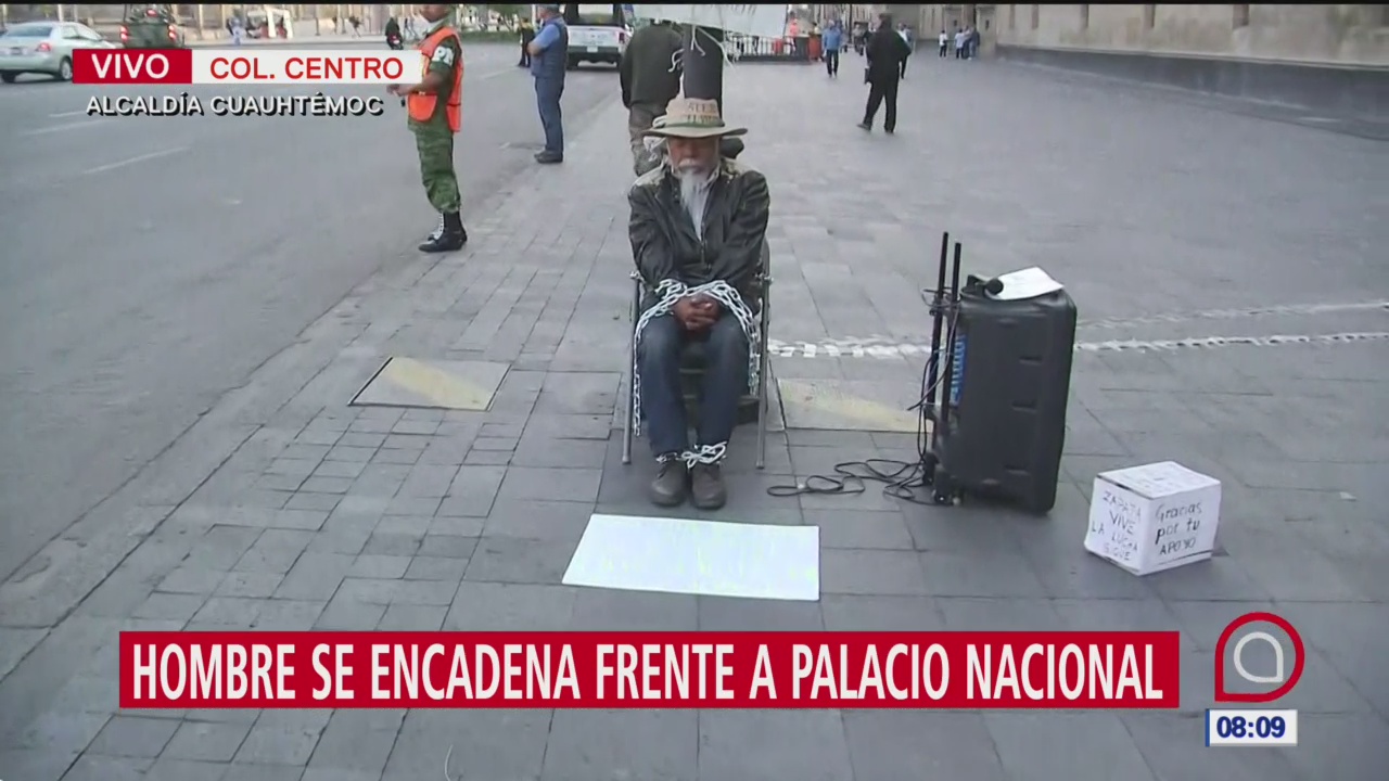 Hombre se encadena frente a Palacio Nacional; pide audiencia con AMLO