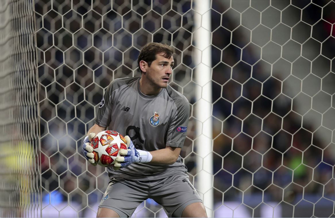 Portero Iker Casillas sufre infarto, no jugará lo que queda de temporada