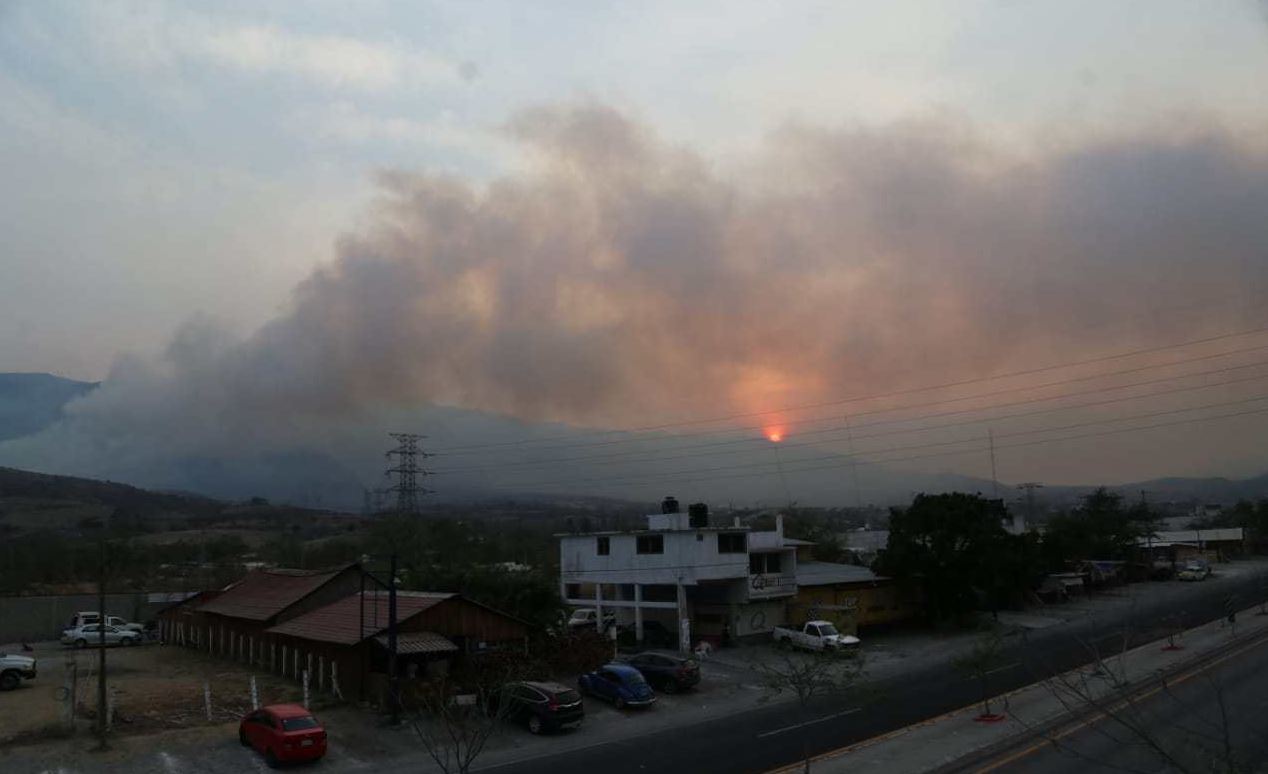 Fuertes vientos dificultan combate de incendio forestal en Chilpancingo, Guerrero