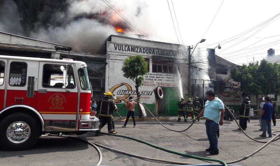 Foto: Bomberos del municipio de Ecatepec apagan un incendio en un taller mecánico de la colonia El Chamizal, 31 mayo 2019