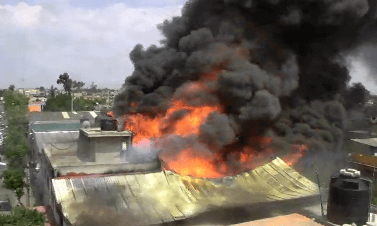 Incendio en taller mecánico en Ecatepec; tardan horas en apagarlo