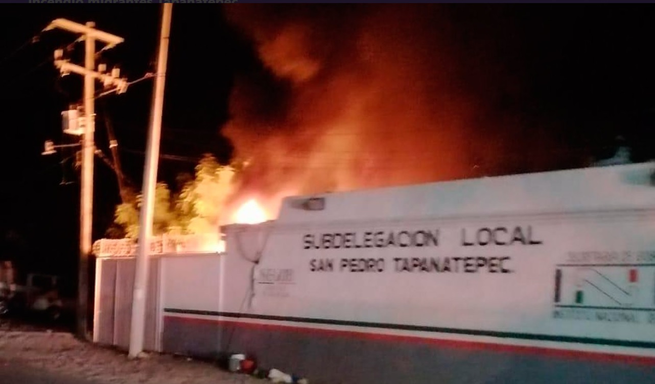 Se fugan 10 migrantes durante incendio en estación del INM en Tapanatepec, Oaxaca