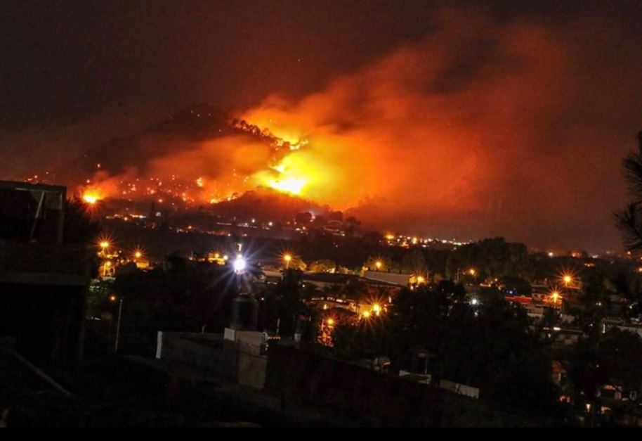 Incendio consume el Cerro de Jicalán, en Uruapan, Michoacán