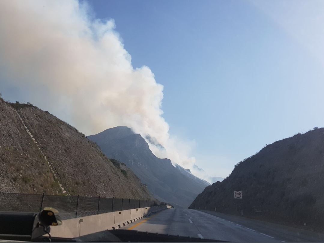 Fuego en tráiler alcanza pastizales y provoca incendio forestal en Nuevo León