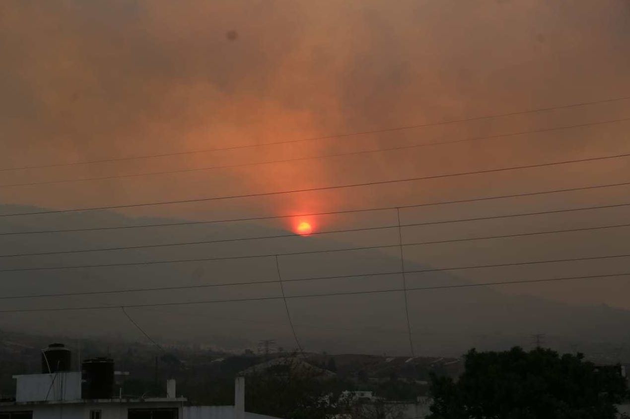 Fuertes vientos dificultan combate de incendio forestal en Chilpancingo, Guerrero