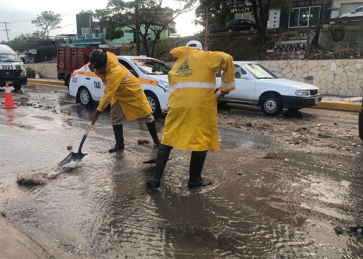 Foto: Brigadas laboran en el retiro de material de arrastre de lluvias sobre calzada al sumidero, 27 de mayo 2019. Twitter @TuxtlaCapital