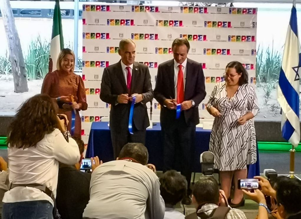 Foto: El corte de listón inaugural fue encabezado por el embajador de Israel en México, Jonathan Peled (izq), en la Glorieta de los Insurgentes, el 3 de mayo de 2019 (Twitter @MetroCDMX)