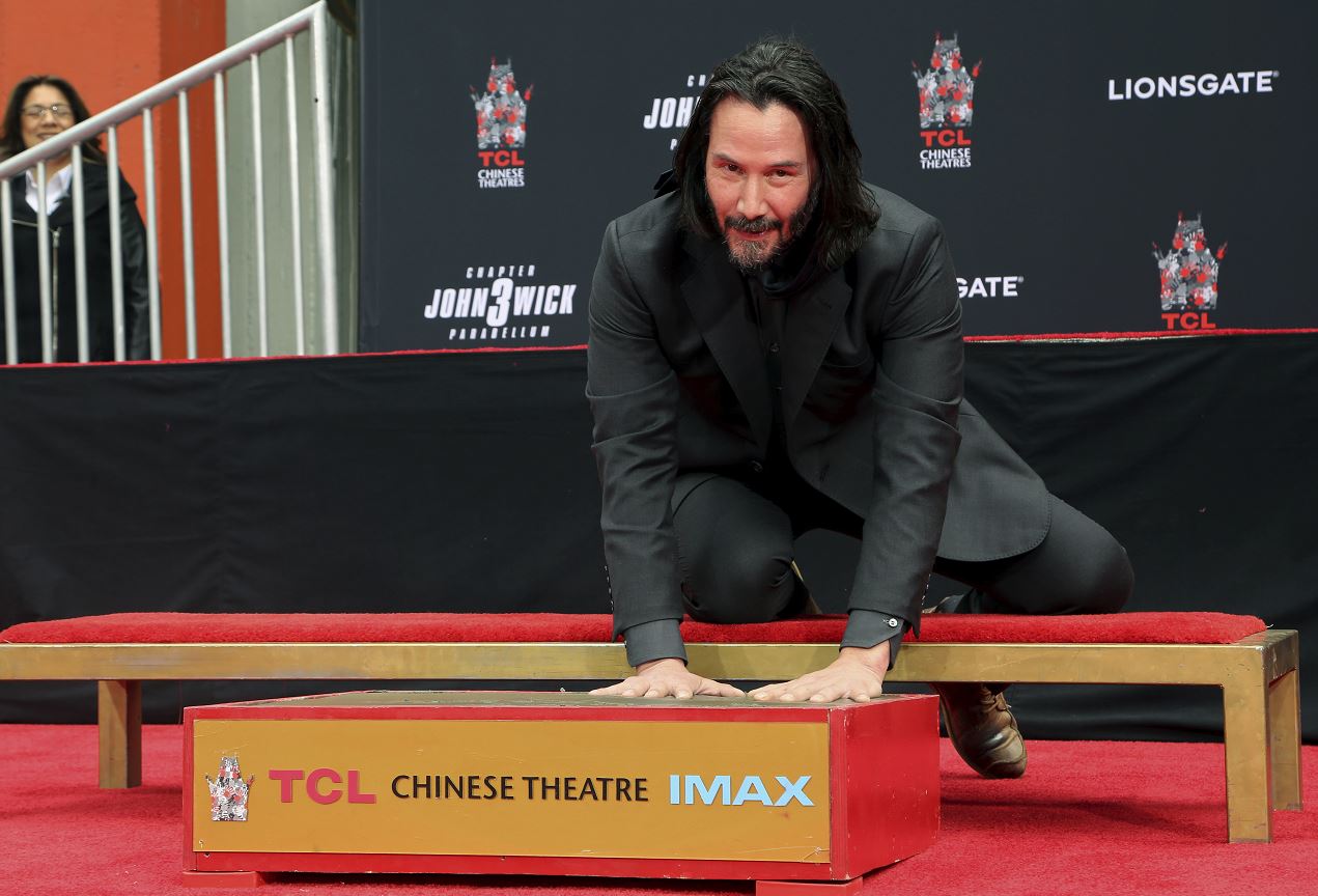 Keanu Reeves inmortaliza sus huellas y firma en Hollywood
