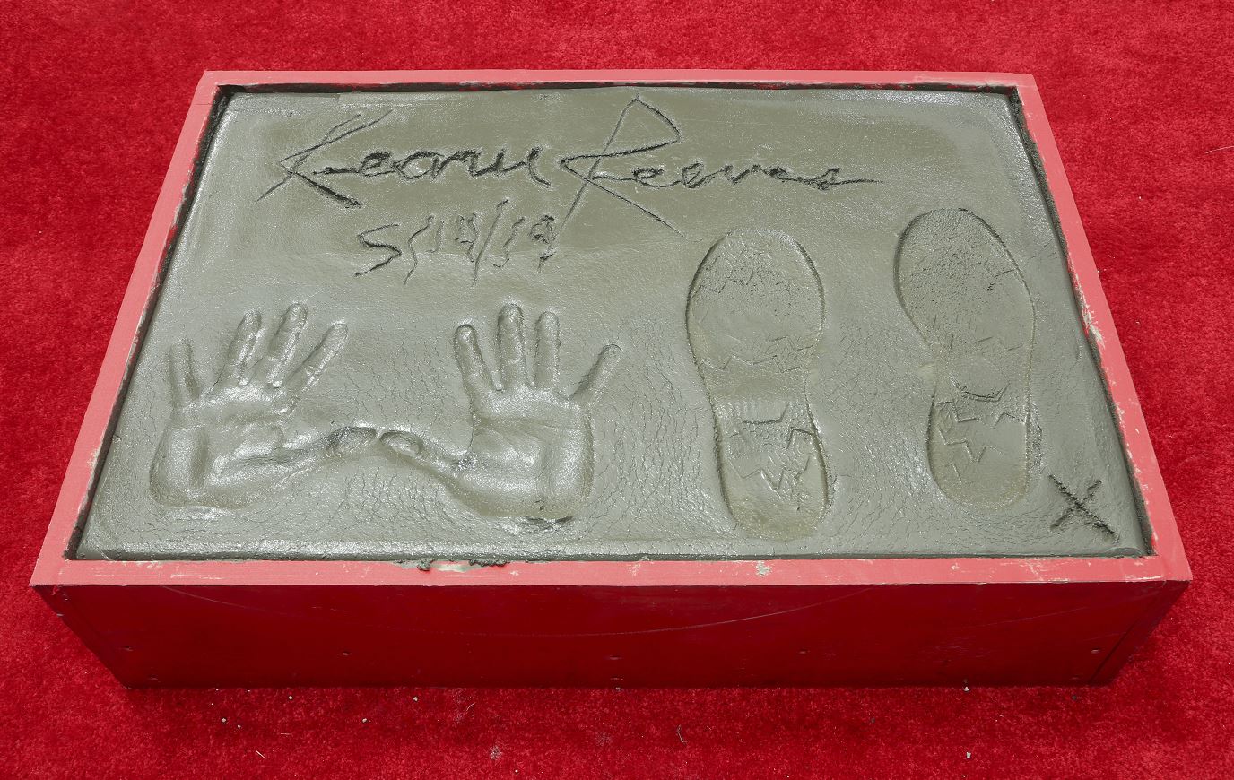 Foto: El actor canadiense Keanu Reeves inmortalizó sus huellas y firma en el célebre Paseo de la Fama de Hollywood, 15 mayo 2019