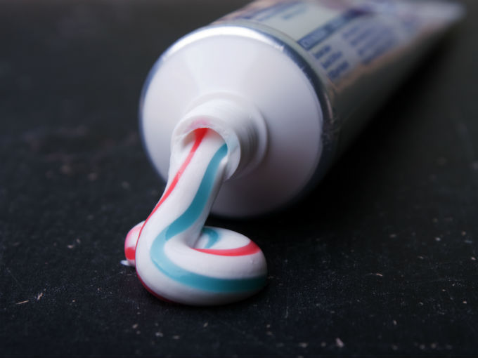 La pasta de dientes contiene partículas que pulen los dientes para limpiarlos. Estas partículas se han probado para reparar CDs rayados y también pueden ayudar a remover rayones en un teléfono (GettyImages)