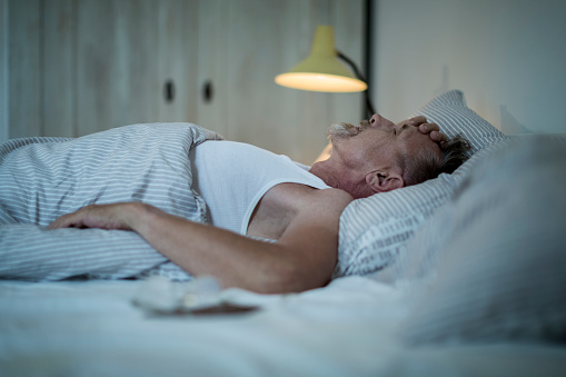 La sudoración nocturna puede ser causada por una crisis de estrés (GettyImages)
