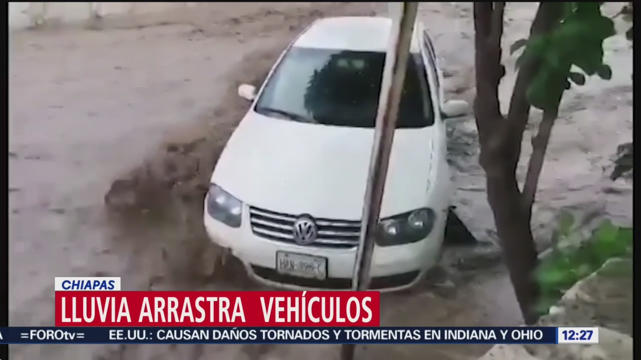 Lluvia arrastra vehículos en Chiapas