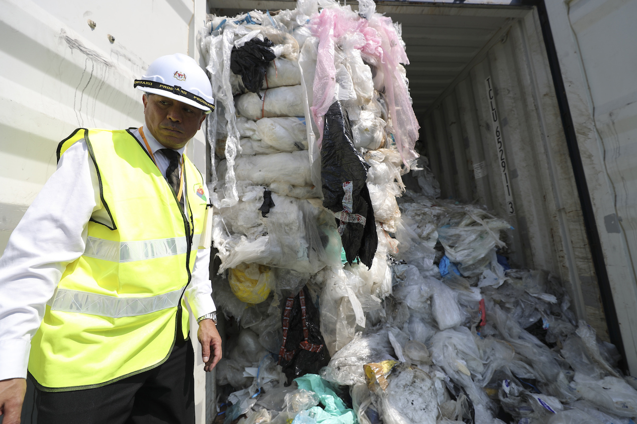 Malasia devuelve 3 mil toneladas de basura plástica a países como Estados Unidos
