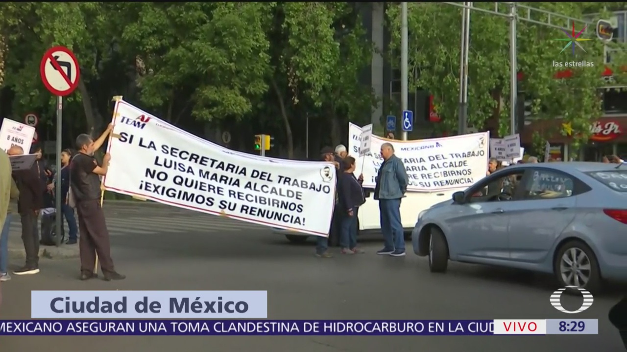 Manifestantes bloquean Paseo de la Reforma en ambos sentidos