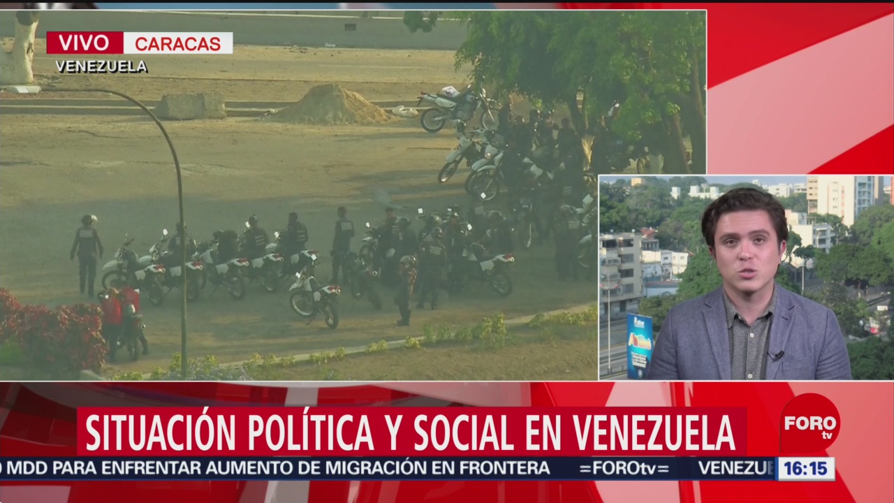 FOTO: Manifestantes contra Maduro lanzan objetos a militares, 1 MAYO 2019
