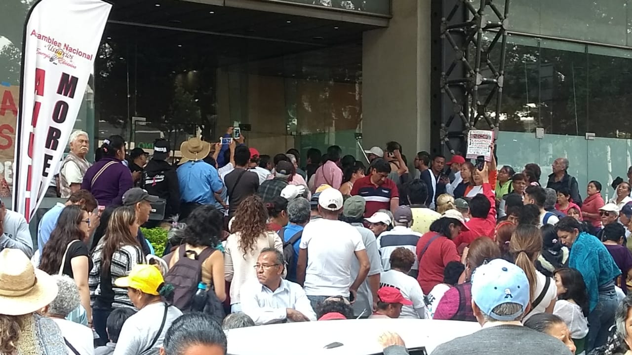 Manifestantes protestan frente a la Secretaría de Energía y bloquean Insurgentes, CDMX