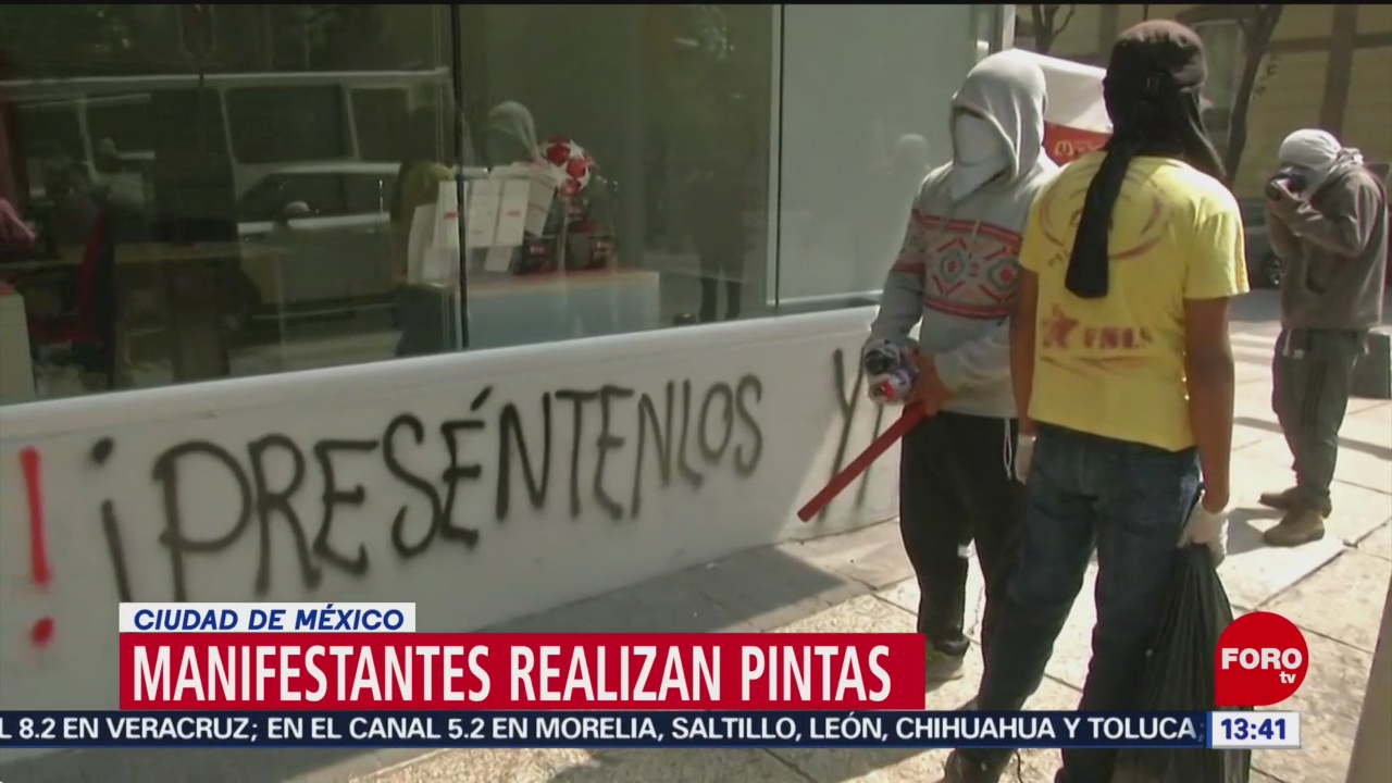 Manifestantes realizan pintas en la Ciudad de México