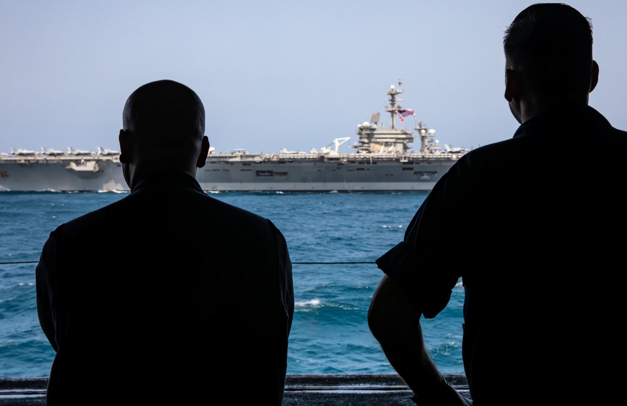 Foto: Marinos de Estados Unidos observan al portaaviones USS Abraham Lincoln en el Mar Arábigo, mayo 19 de 2019 (Reuters)