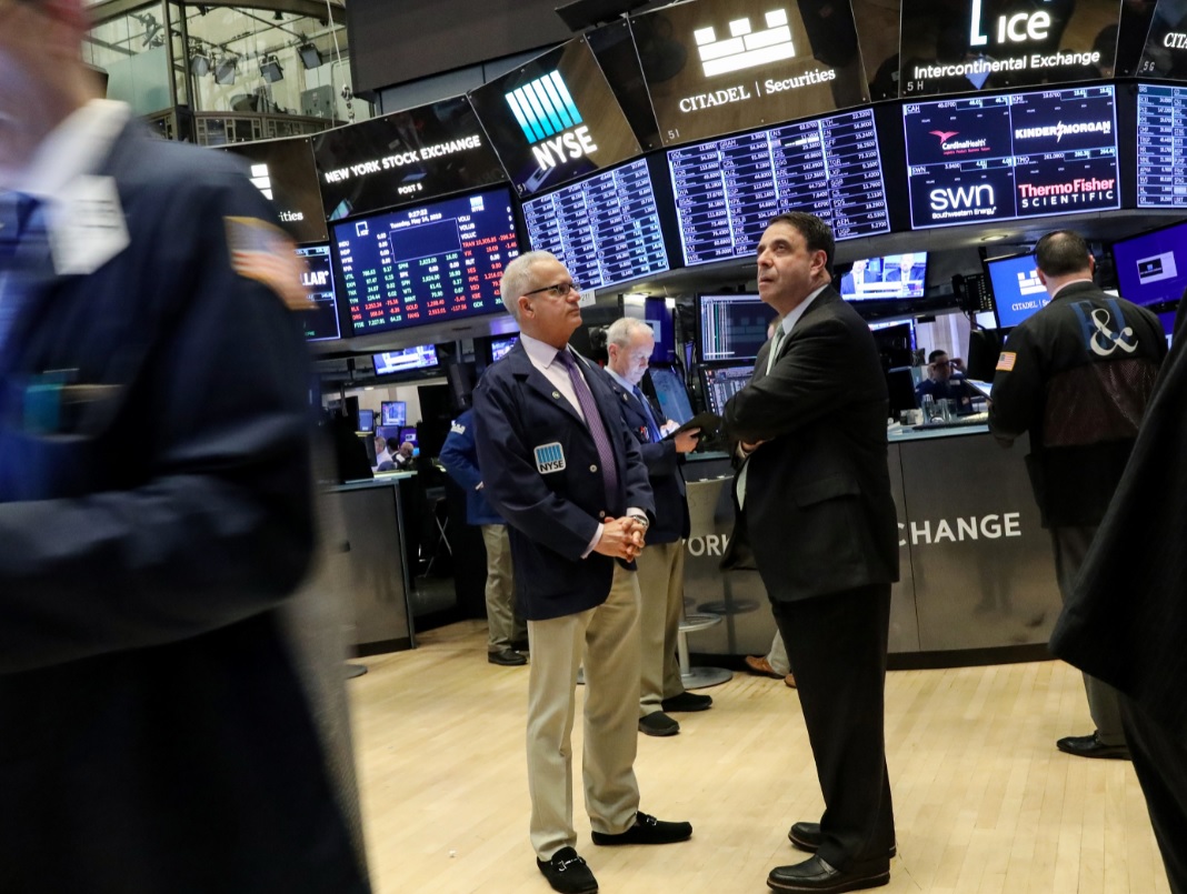 Foto: Los comerciantes trabajan en el piso de la NYSE en Nueva York, mayo 14 de 2019 (Reuters)