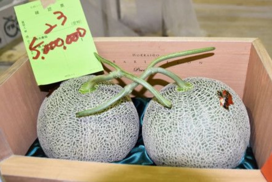 Dos melones, subastados en Japón a precio récord de 40,800 euros