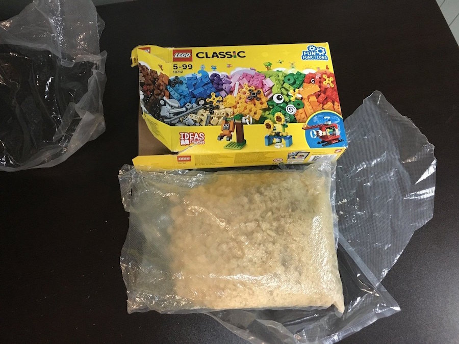 Foto Niño encuentra 40 mil dólares en metanfetamina dentro de caja de juguetes 10 mayo 2019