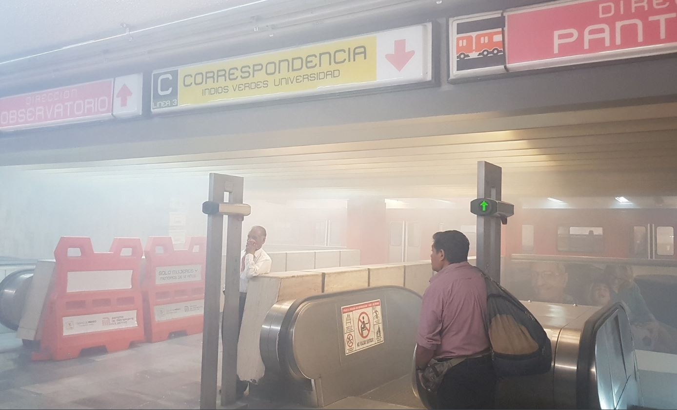 Desalojan la estación del Metro Balderas por intensa nube de humo, 24 mayo 2019