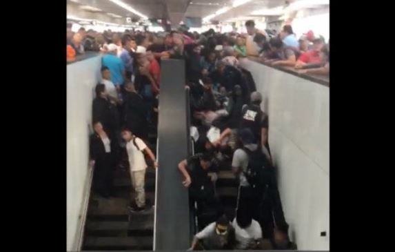 Mujer cae en Metro Pantitlán y provoca caída de tres personas más
