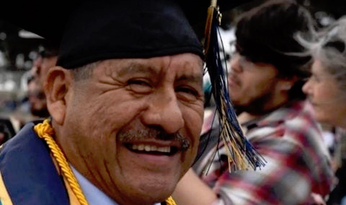 Migrante oaxaqueño de 58 años se gradúa con honores de universidad estadounidense