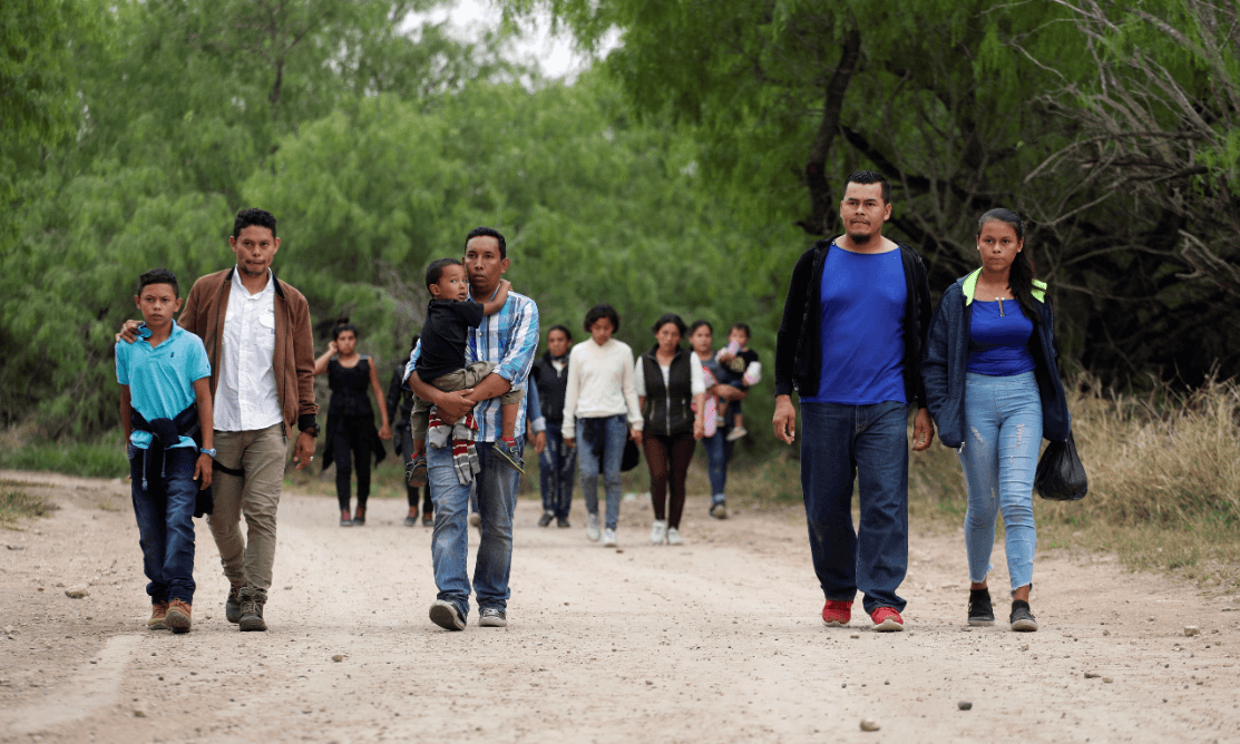 Foto: Migrantes caminan cerca del Río Bravo, 13 de marzo de 2019, Texas