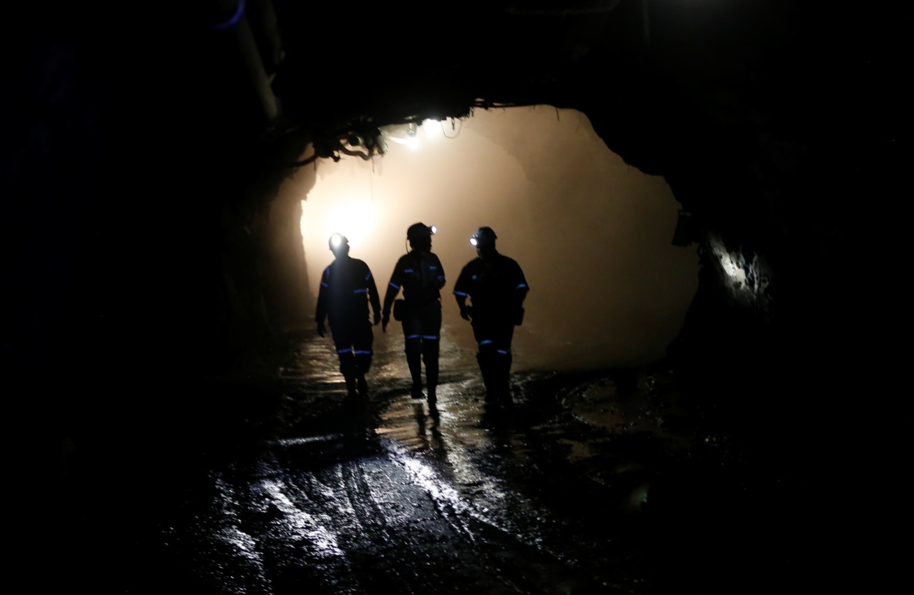 Rescatan con vida a los 1,800 trabajadores atrapados en una mina de Sudáfrica