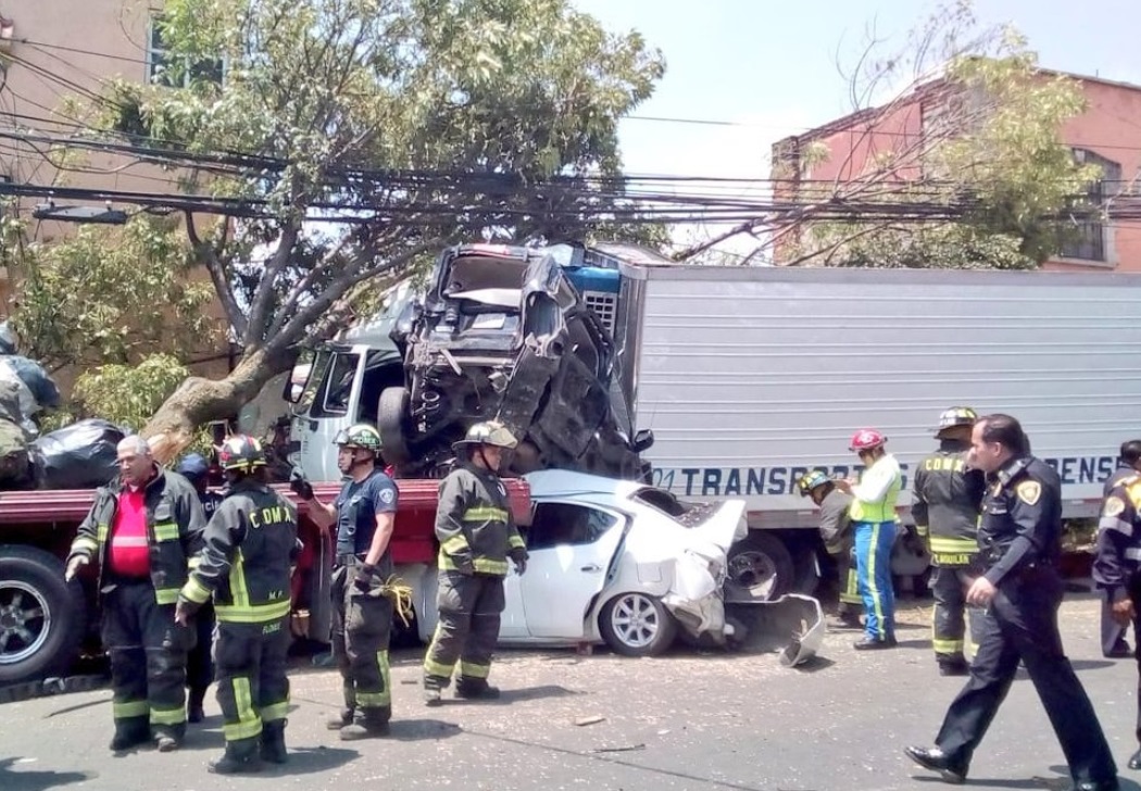 Foto: Al menos cuatro muertos, 14 heridos y una persona detenida es el saldo del choque de un tráiler sobre Vasco de Quiroga, en Santa Fe, CDMX, mayo 26 de 2019 (Twitter: @SUUMA_CDMX)