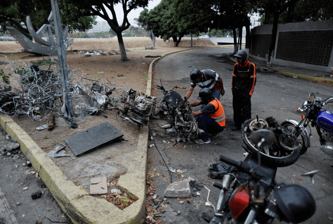 Foto: Motocicletas quemadas durante protestas en Venezuela, 1 de mayo de 2019, Caracas 