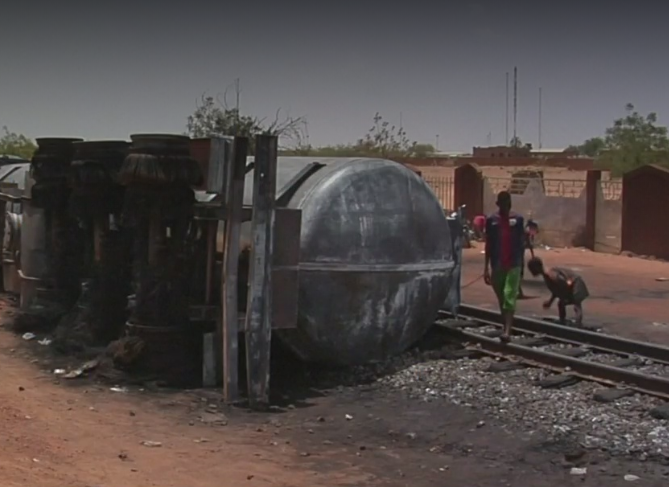 FOTO Mueren 58 en Niger por robar gasolina de pipa volcada (Noticieros Televisa)