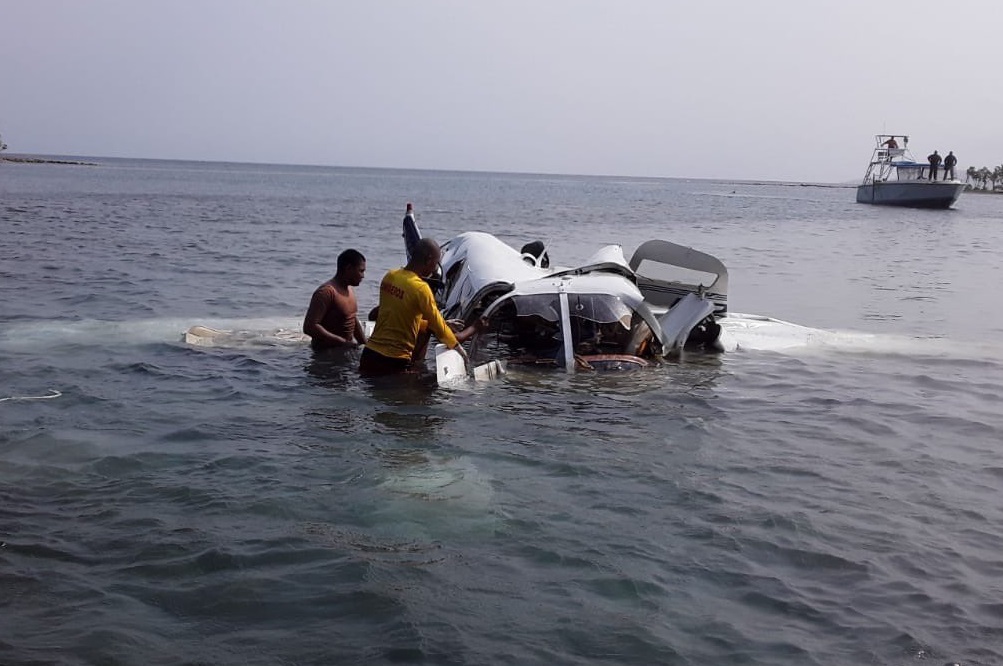 Foto: Cinco turistas extranjeros, cuatro de ellos canadienses, mueren tras caer la avioneta en aguas del Caribe de Honduras, mayo 18 de 2019 (Twitter: @RedInformativaH)