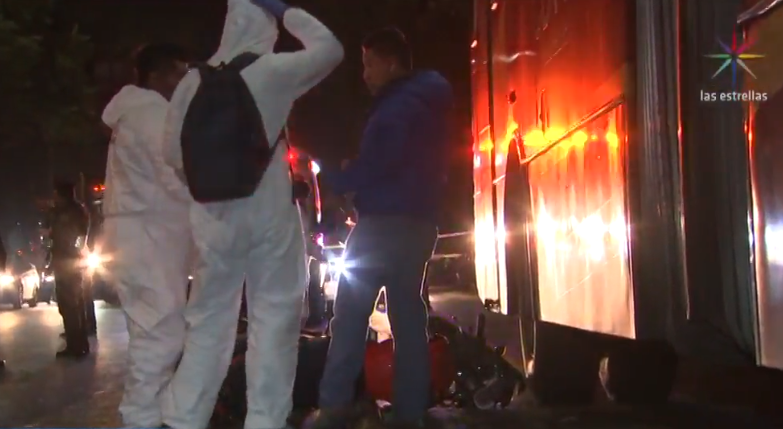 Foto: Ambulancia atiende a personas atropelladas por el Metrobús. (Noticieros Televisa)
