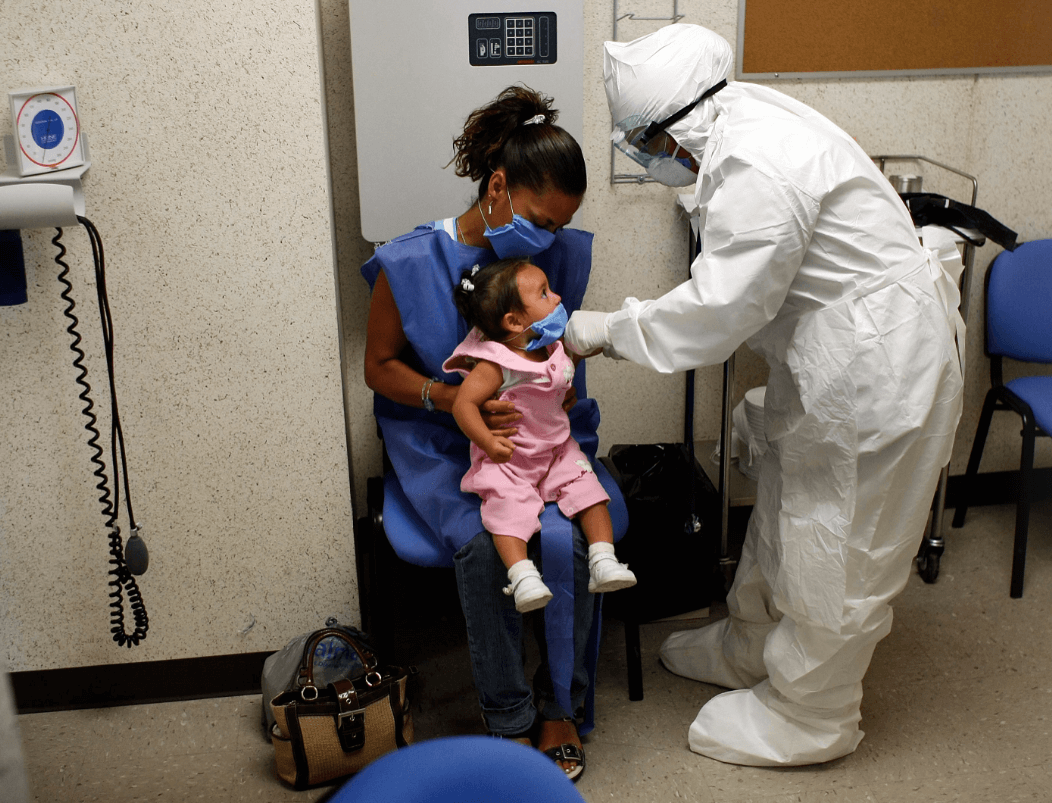 Foto: Mujer con bebé en hospital de la Ciudad de México, 1 de mayo de 2019, México