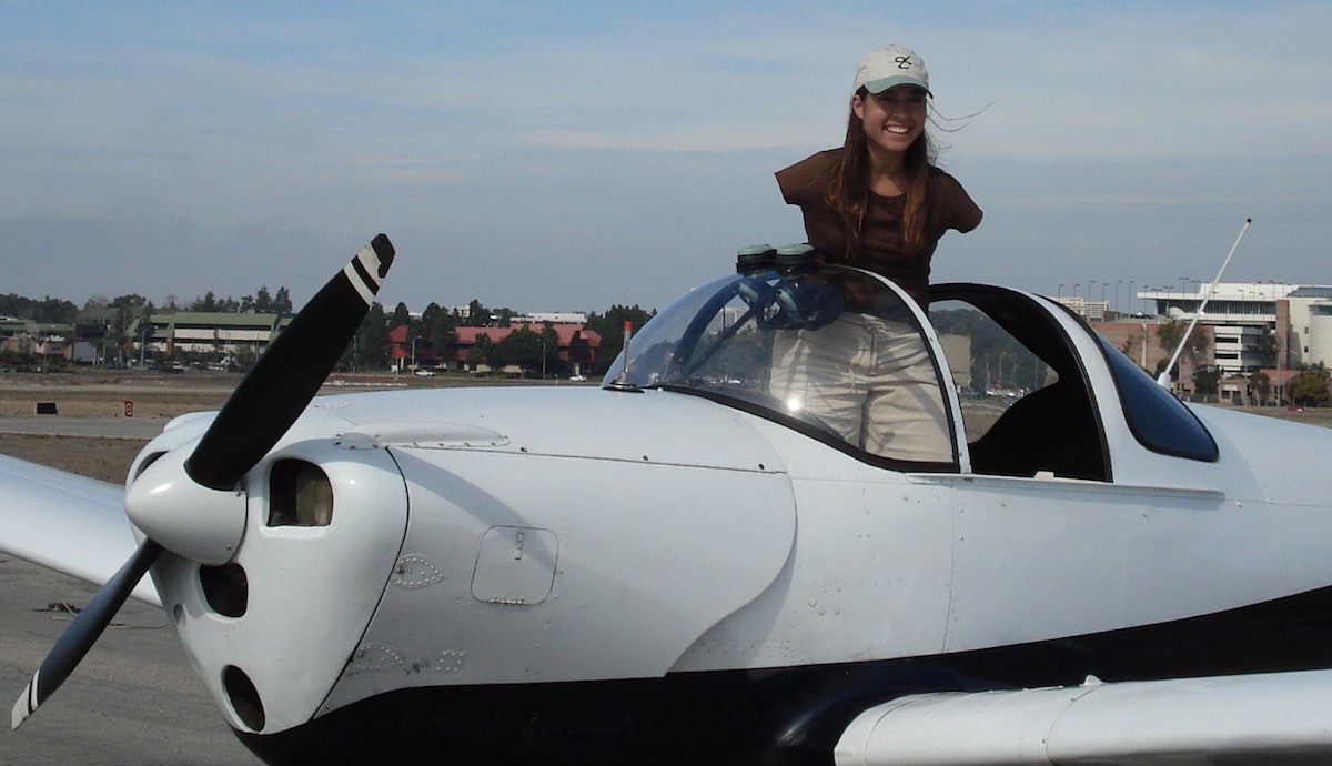 Mujer nació sin brazos y aprendió a pilotear un avión con los pies
