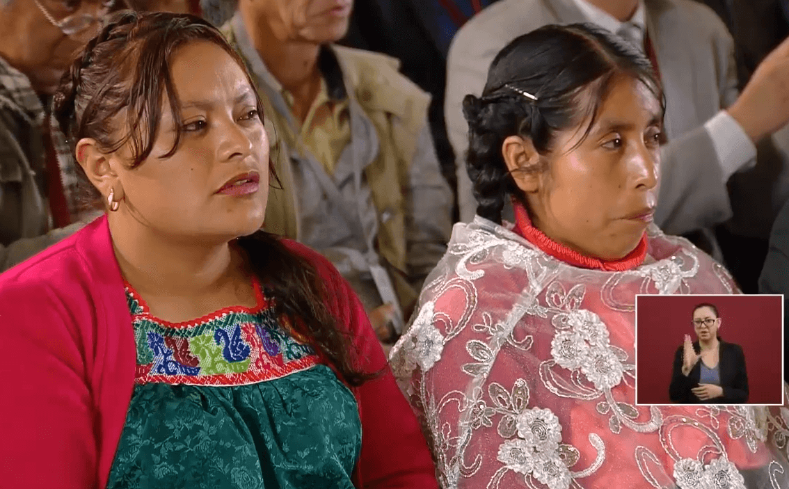 Foto: Mujeres indígenas presentes en la conferencia de prensa de López Obrador, 10 de mayo de 2019, Ciudad de México
