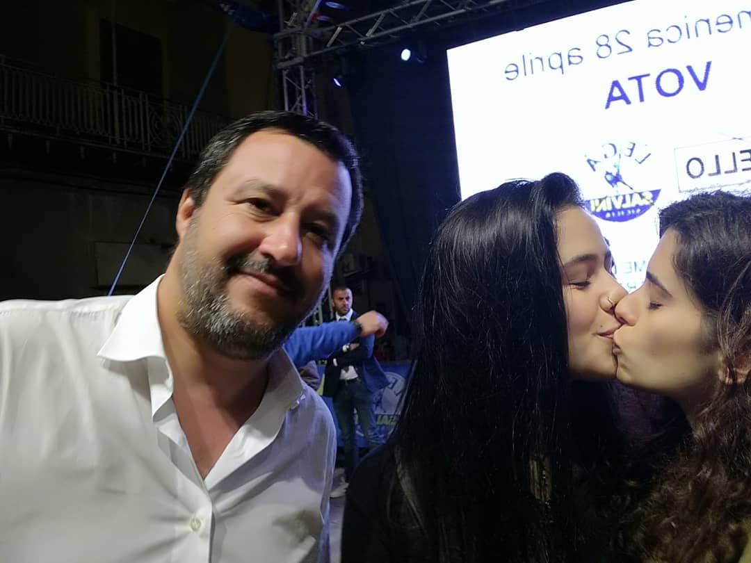 Mujeres se besan en selfie con político anti-LGBT