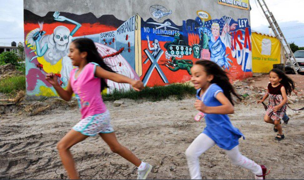 Pintan mural para alzar la voz por los migrantes, en Ciudad Juárez