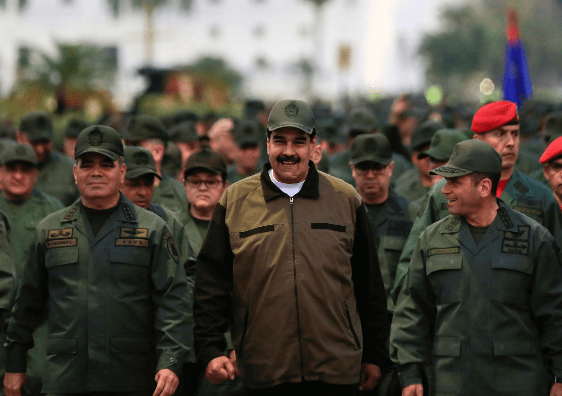 Maduro pide a militares desarmar a los traidores y golpistas