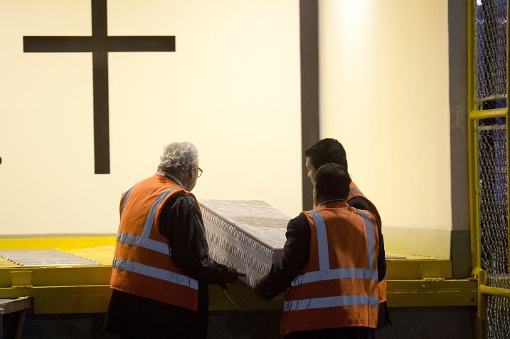 Foto: El cuerpo sin vida del pequeño llegó en un ataúd blanco al aeropuerto de la capital de Guatemala, 24 mayo 2019