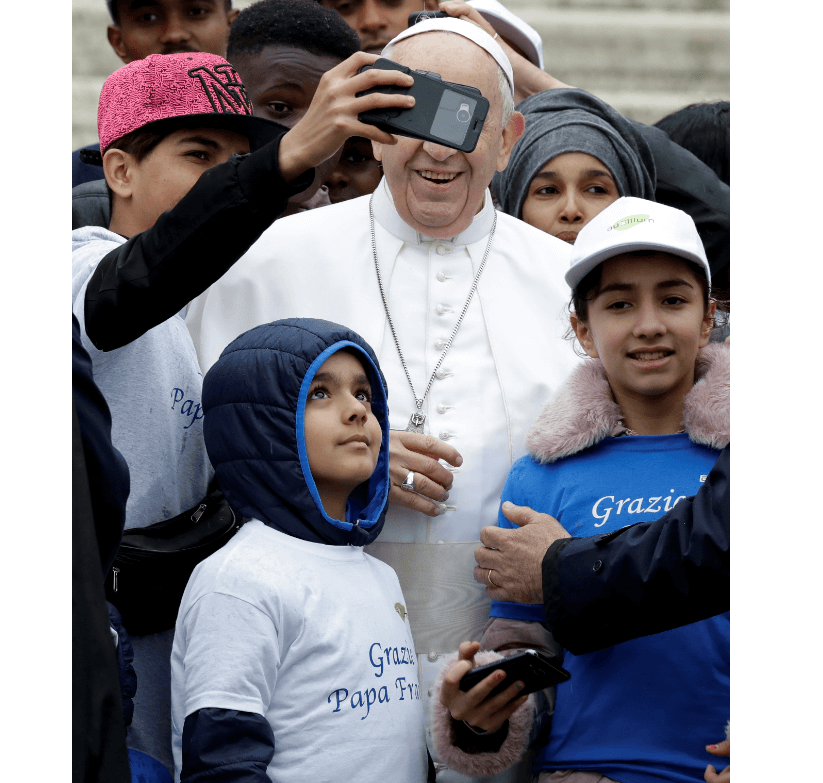 Foto: Niños migrantes se toman selfie con el papa, 15 de mayo de 2019, Vaticano