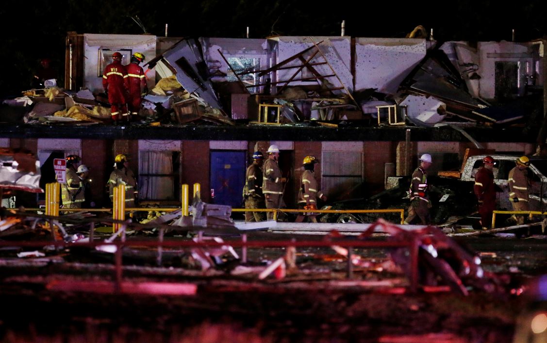 Foto: El American Budget Value Inn quedó destruido por la tormenta. Imágenes del lugar mostraban a personal de emergencias buscando entre los escombros, el 26 de mayo de 2019 (AP)